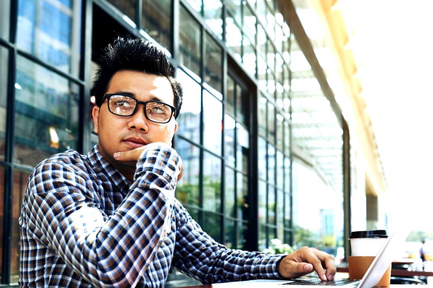 Apprenants travaillant sur des projets de développement web avec IA